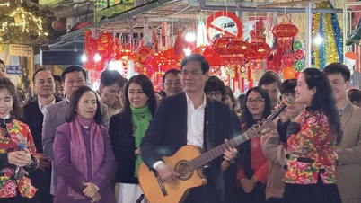 Sekretarz komitetu partyjnego prowincji Lang Son grający na gitarze na deptaku zadziwił zawodowych gitarzystów.