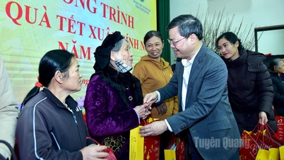 Leder av det provinsielle folkerådet, Nguyen Van Son, overrekker Tet-gaver for Hestens år 2026 og gaver til familiene til de som utførte fortjenstfulle tjenester for revolusjonen i Son Duong kommune.