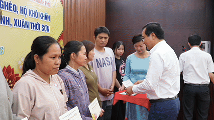 Para pemimpin Bandar Raya Ho Chi Minh melawat dan menyampaikan hadiah Tet kepada penduduk.