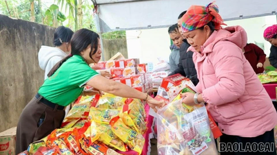 Een hartverwarmende gratis markt in de gemeente Khanh Yen.