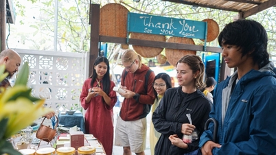 Um mercado local movimentado na vila de pescadores de Tan Thanh.