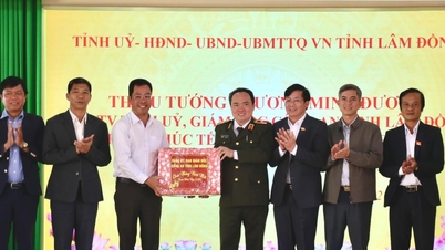 A Lam Dong tartományi rendőrség igazgatója ellátogatott és ajándékokat adott át a Tet lakosainak Hoa Ninh és Hoa Bac községekben.