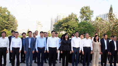 Leaders of the Ministry of Health offered incense to commemorate and pay tribute to the heroic martyrs in Ho Chi Minh City.