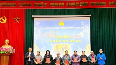 ภาพบรรยากาศอบอุ่นหัวใจ "การพบปะสังสรรค์ในเทศกาลตรุษจีน - ฤดูใบไม้ผลิแห่งความกตัญญูต่อพรรคพวก" ในเมืองทัญเลียต