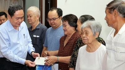 Ketua Majelis Nasional dan Menteri Dalam Negeri memberikan hadiah Tet di Can Tho.