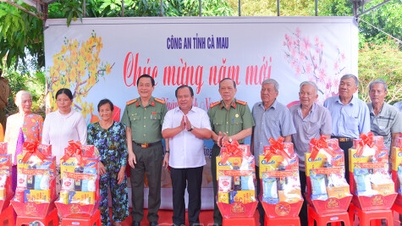 Ca Mau police express gratitude to the people of the base area.