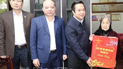 İl Halk Komitesi Başkanı Yoldaş Pham Quang Ngoc, devrime değerli hizmetlerde bulunan kişilere Tet hediyeleri takdim etti.