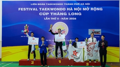 A equipe vietnamita infantil de taekwondo conquista o primeiro lugar geral no Festival Aberto de Taekwondo de Hanói.