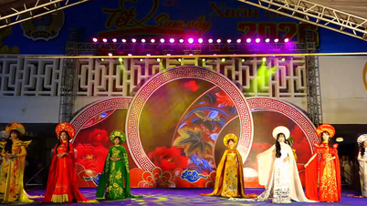 เฉลิมฉลองความงดงามของชุดประจำชาติเวียดนาม (áo dài) ผ่านการประกวด "การรวมญาติในฤดูใบไม้ผลิ"