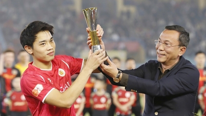 O presidente da VFF entrega o troféu de artilheiro asiático a Dinh Bac no Estádio Hang Day: uma conquista para a vida toda.