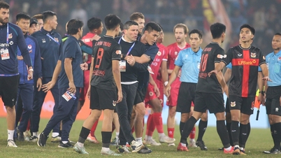 De coach en spelers van Ninh Binh omsingelden de scheidsrechter na hun verlies tegen CAHN.