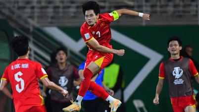 La selección nacional vietnamita y el momento en que el entrenador Kim Sang Sik está haciendo una renovación importante.