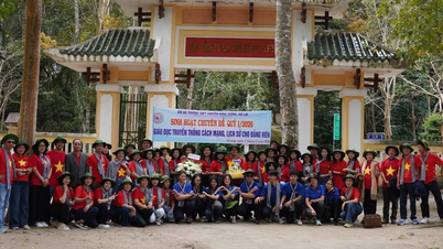 គណៈកម្មាធិការបក្សនៃវិទ្យាល័យឯកទេសហ៊ុងវឿងបានរៀបចំកិច្ចប្រជុំតាមប្រធានបទមួយនៅកន្លែងប្រវត្តិសាស្ត្រមួយ។