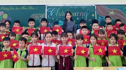 Thấy nhà cô chỉ còn vài gói mì, học sinh làm điều khiến giáo viên xúc động