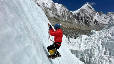 Why do Vietnamese tourists spend hundreds of millions of dong to visit the harshest mountain range on the planet?
