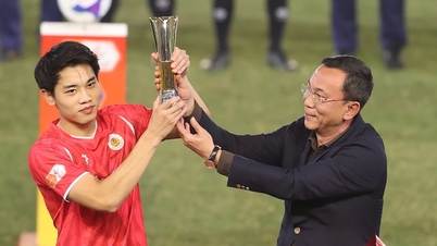 Dinh Bac recebe o prêmio de "Artilheiro" do Campeonato Asiático Sub-23 da AFC de 2026.