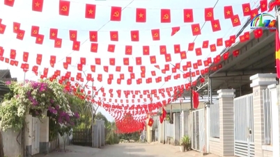 ឡាំដុង ជាមួយនឹងទង់ជាតិពណ៌ក្រហមភ្លឺចែងចាំង ដែលជានិមិត្តរូបនៃការលះបង់របស់ប្រជាជន។