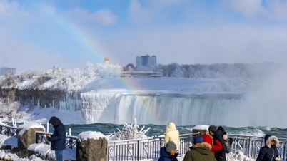 Wodospad Niagara: Podziwiaj magiczny, mroźny cud natury w środku kanadyjskiej zimy.
