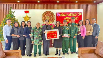 Inrikesdepartementet överlämnar gåvor till Nho Quan rehabiliteringscenter för krigsinvalider i Ninh Binh-provinsen.