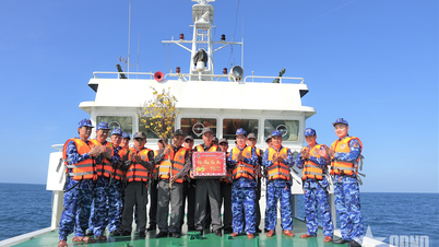 Generalul-locotenent Bui Quoc Oai vizitează și inspectează navele însărcinate cu combaterea pescuitului INN (ilegal, neraportat și nereglementat) în regiunea maritimă de sud-vest.