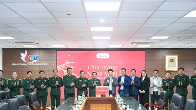 กองบัญชาการทหารภาค 4 ขอส่งคำอวยพรปีใหม่ไปยังหนังสือพิมพ์ สถานีวิทยุและโทรทัศน์เหงะอาน
