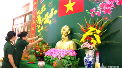 ທະຫານຂອງກອງພົນທີ 8 (ເຂດທະຫານທີ 9) ກະກຽມສະເຫຼີມສະຫຼອງປີໃໝ່ຈີນ.