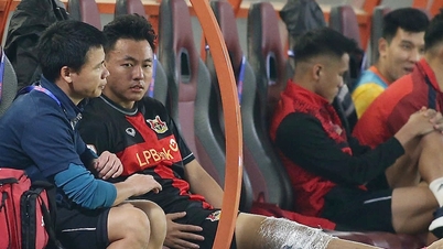Reprezentant Nguyen Thai Son si přetrhl vazy v koleni.