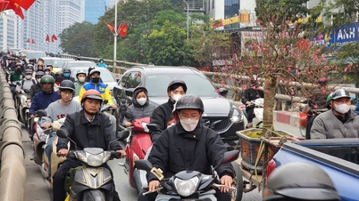 Hà Nội tắc ‘từ nhà ra phố’ những ngày giáp Tết Nguyên đán Bính Ngọ 2026