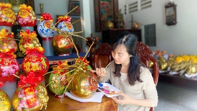 Seorang guru dari wilayah Delta Mekong memberikan kehidupan pada kelapa Tet, menanamkan semangat maskot kuda ke dalamnya.