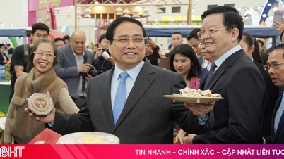Premier Pham Minh Chinh odwiedza stoisko Ha Tinh na Targach Wiosennych.