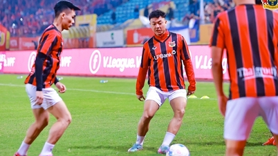 ນັກເຕະຫວຽດນາມ U23 ໄດ້ຮັບບາດເຈັບເສັ້ນເອັນຫົວເຂົ່າແຕກ, ຕ້ອງພັກເປັນເວລາດົນ.
