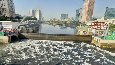 ត្រួតពិនិត្យប្រតិបត្តិការនៃច្រកទ្វារត្រួតពិនិត្យជំនោរ Ben Nghe ដែលជាផ្នែកមួយនៃគម្រោងរបាំងជំនោរដែលមានតម្លៃ 10 ពាន់ពាន់លានដុង។
