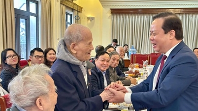 Distrik Van Mieu - Quoc Tu Giam mengadakan pertemuan untuk menyampaikan rasa terima kasih kepada para kader revolusioner veteran.