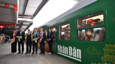 Nhan Dan Newspaper lanserer «Det glade toget»: En human reise for å ønske det nye året velkommen.