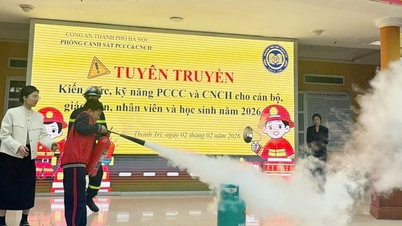 Hàng trăm học sinh Thanh Trì thực hành sử dụng phương tiện chữa cháy