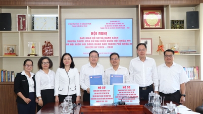 Ho Chi Minh City hands over dossiers of candidates for the 16th National Assembly.