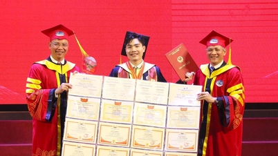 Student s nejlepším skóre si k převzetí diplomu přinesl svou „sbírku“ 22 čestných uznání.