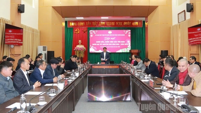 คณะกรรมการระดับจังหวัดของแนวร่วมปิตุภูมิเวียดนามได้พบปะกับผู้นำทางศาสนาและเจ้าหน้าที่ระดับสูง