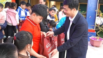 คิม ทันห์ บริจาคชุดของขวัญ 300 ชุด ในโครงการ 'ตรุษจีนรวมญาติ - ความกตัญญูในฤดูใบไม้ผลิแด่พรรค'