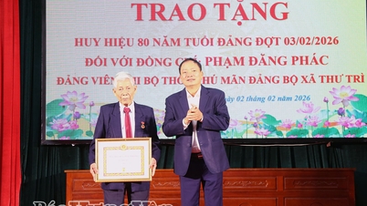 Tran Quoc Van elvtárs, a Tartományi Népi Tanács elnöke pártjelvényeket és Tet-ajándékokat adott át a Thu Tri község szegényeinek.