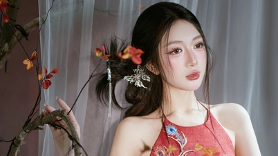 Naib juara Thanh Huong mencadangkan pemakaian korset tradisional Vietnam untuk meraikan Tet.