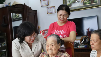 Liderii din orașul Ho Chi Minh vizitează și transmit urări de Anul Nou unităților și familiilor care beneficiază de tratament preferențial.