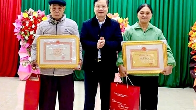 លោក ត្រឹន ក្វាង មិញ ប្រធាន​មន្ទីរ​រៀបចំ​កិច្ចការ​បក្ស​ខេត្ត ជូន​អំណោយ​បុណ្យ​តេត​នៅ​ឃុំ​ដុង​ថូ។