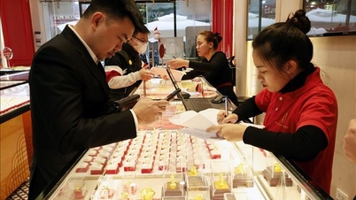 Le prix des lingots d'or a encore baissé de 2,6 millions de VND par once dans l'après-midi du 2 février.