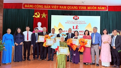 Phu Xuan, Kim Long és Thanh Thuy pártjelvényeket adományoztak 62 párttagnak.