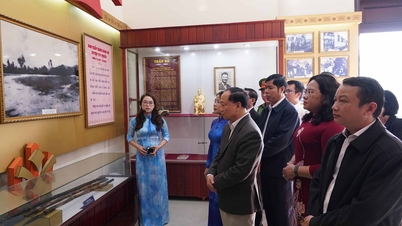 Gia Lai depone fiori e incenso presso la casa commemorativa delle prime sezioni del Partito nella provincia.