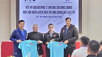 ভিয়েতনাম ফুটবল ফেডারেশন (VFF) AFC/VFF "C" সার্টিফিকেট সহ একটি গোলকিপিং কোচ প্রশিক্ষণ কোর্স আয়োজন করছে।