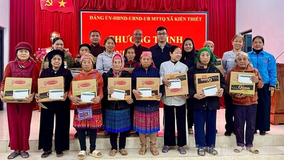 Trao 200 suất quà “Tết Nhân ái” cho người dân khó khăn tại xã Kiến Thiết