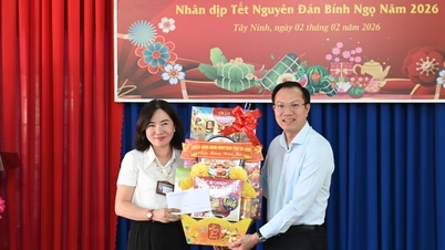 ຮອງປະທານຄະນະກຳມະການປະຊາຊົນແຂວງ ດວ່ານຈຸງກຽນ: ຢ້ຽມຢາມ ແລະ ມອບຂອງຂວັນບຸນເຕັດໃຫ້ສູນ ແລະ ໂຮງຮຽນຕ່າງໆ.