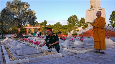 Paying tribute to the heroic martyrs on the 96th anniversary of the founding of the Party.